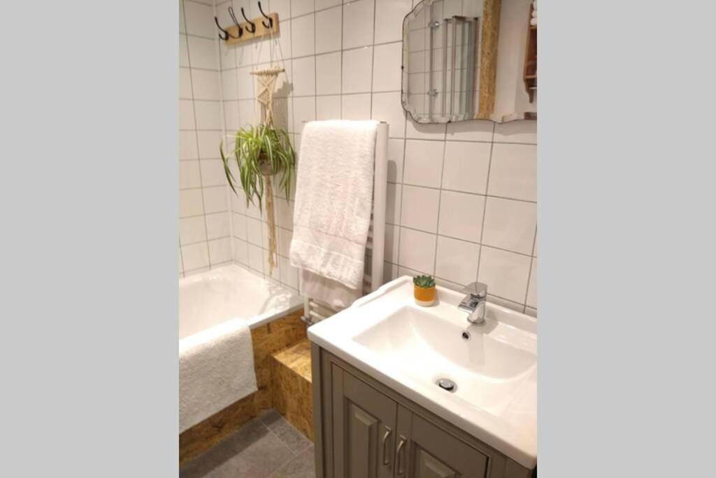 Farmhand Cottage Narberth Bagian luar foto